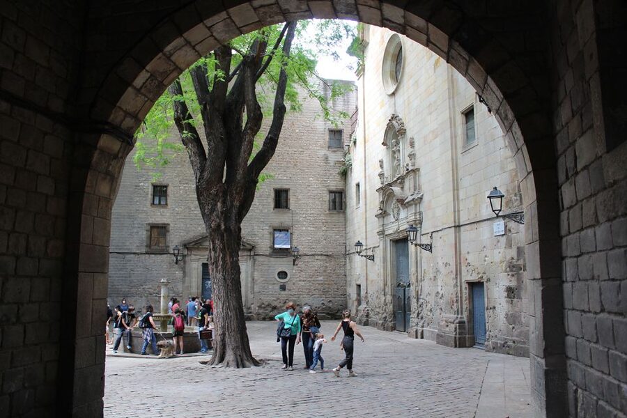 Walking Tour Gothic Quarter and Ramblas+Boat Trip - Plaça del Rei and medieval power