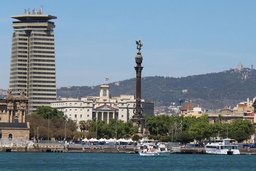 Walking Tour Gothic Quarter and Ramblas+Boat Trip - Las Ramblas, from market stalls to grand buildings